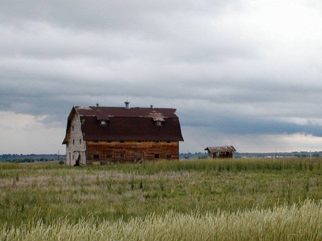 An old barn just north of the confluence
