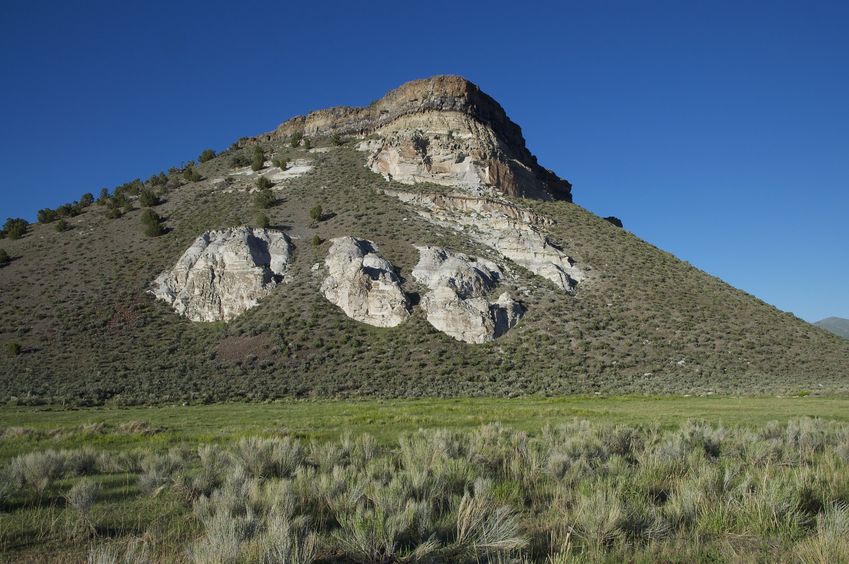 A closer view of the scenic mesa to the North of the confluence point 