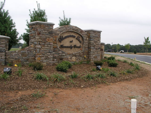 Left entrance gate to “Shannon Lea at Kennedy Creek.”