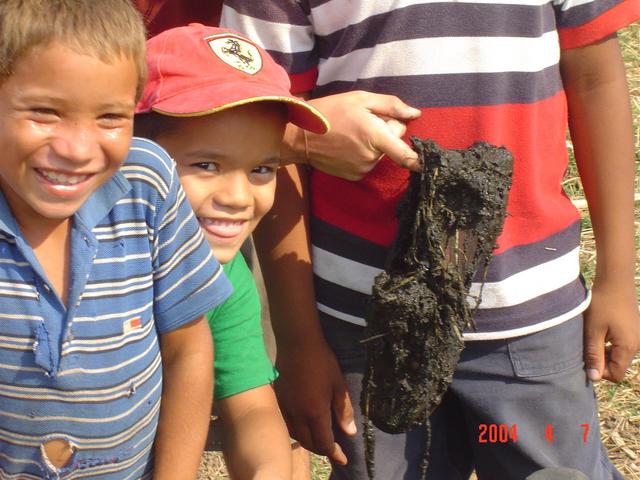 FARM´S KIDS LAUGHING AT MY SHOES FULL OF BULL MANURE