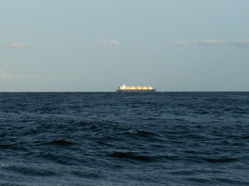 LNG TANKER GOING SOUTH ON DRAGON¨S MOUTHS