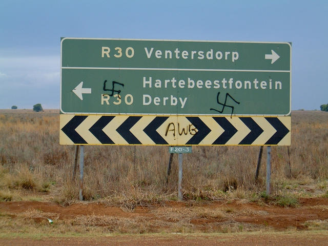 Road sign at the T-junction to Rhenosterfontein