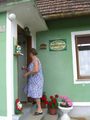#9: The landlady of the nearby house / Die Hausherrin des benachbarten Hauses