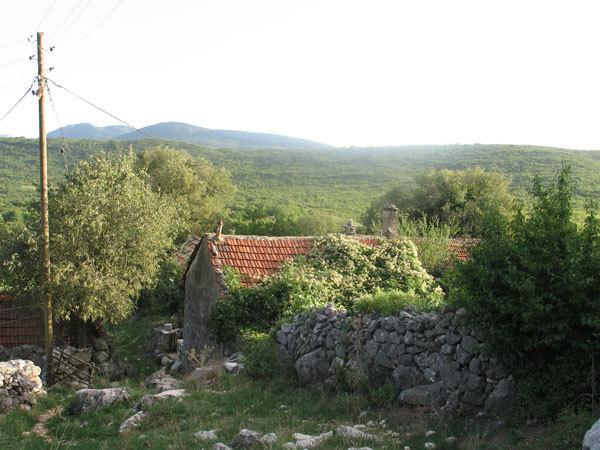 Mrkalji, the last settlement about 3 km SE, after that there are only ruins.