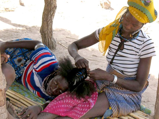 Peul girls mending their hair