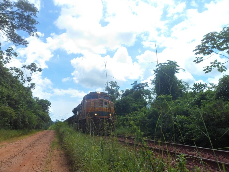Estrada de Ferro Carajás à direita, confluência à esquerda - Carajás Railway at right, confluence at left