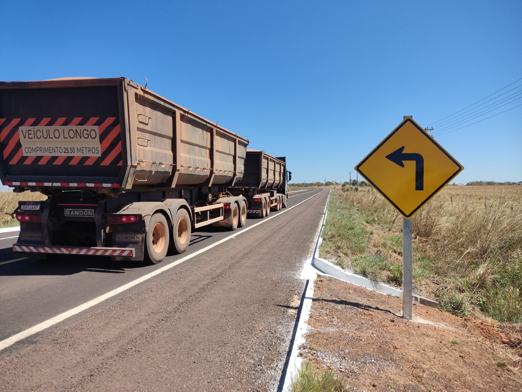 A rodovia passa a 800 metros do ponto exato - the highway passes 800 meters to the exact point