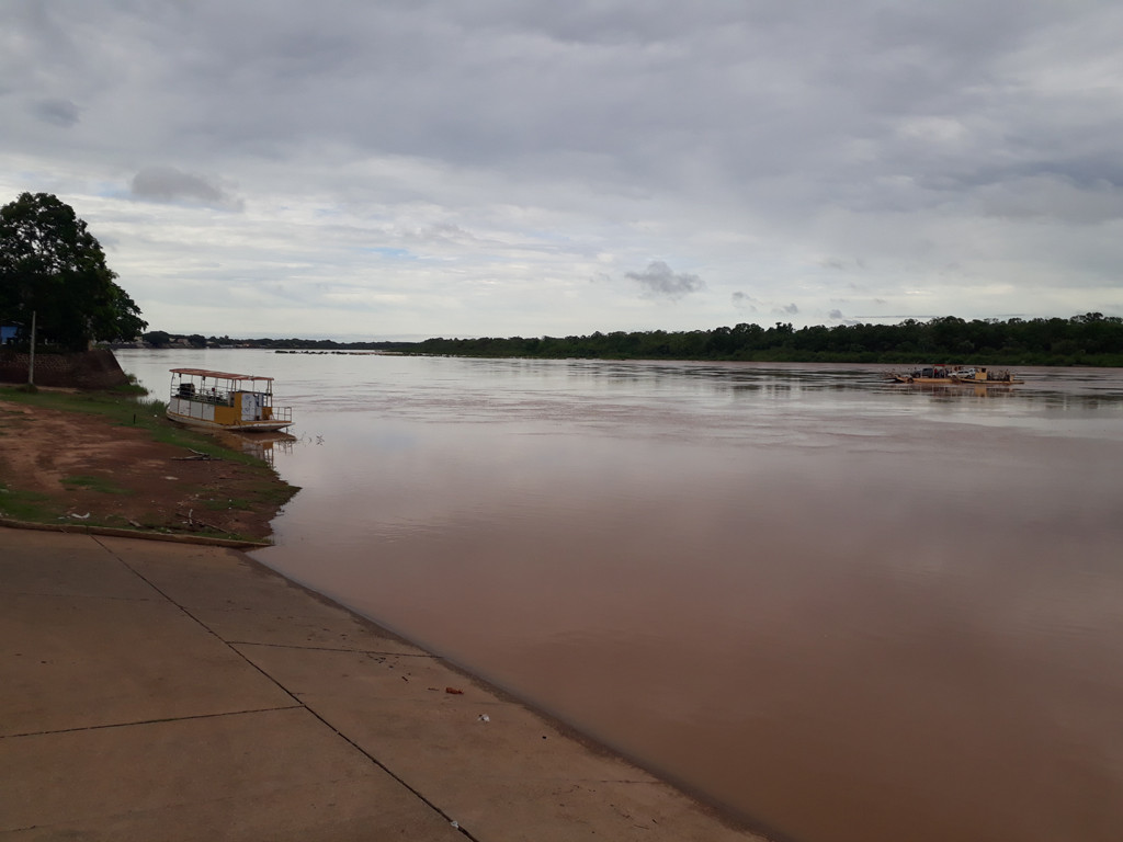 Rio Araguaia na cidade de Aruanã, Goiás à esquerda e Mato Grosso à direita - Araguaia River at Aruanã city, Goiás state at left and Mato Grosso state at right