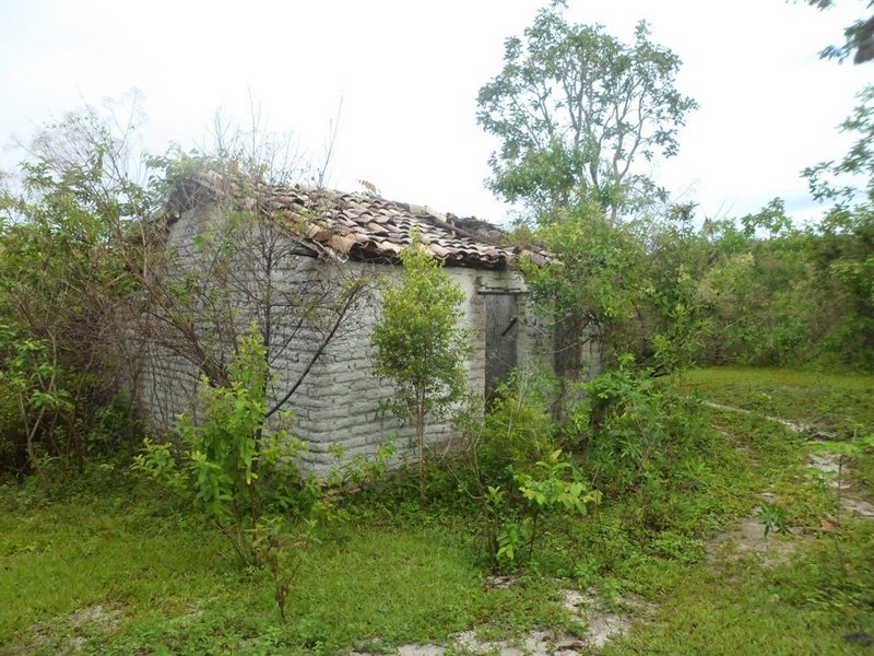 Casa abandonada localizada a 219 metros da confluência - abandoned house located 219 meters to the confluence