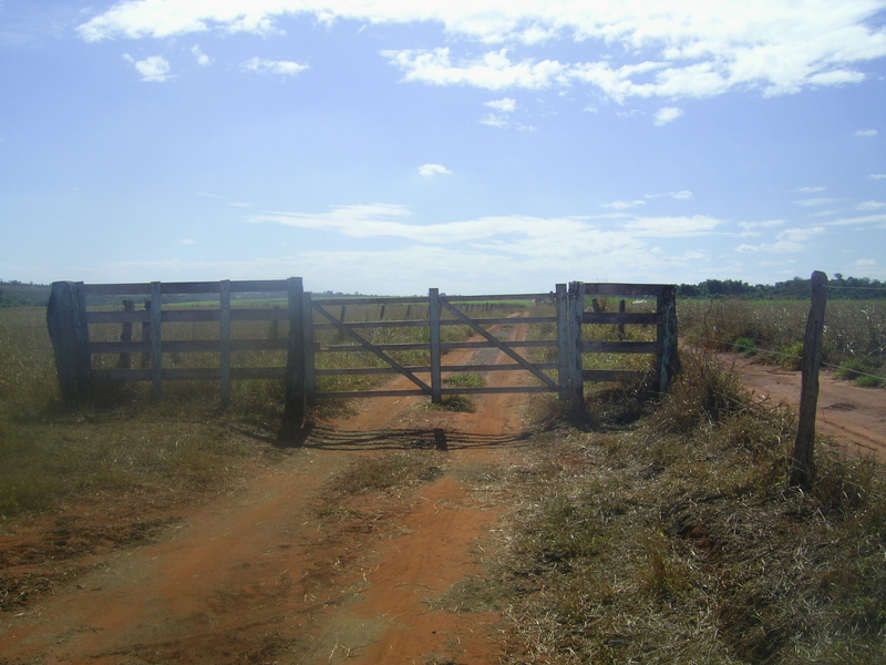 Porteira no caminho (desta vez destrancada) - gate in the way (unlocked in this time)