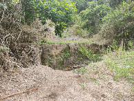 #9: Travessia da vala com um riacho ao fundo - crossing the ditch with a stream