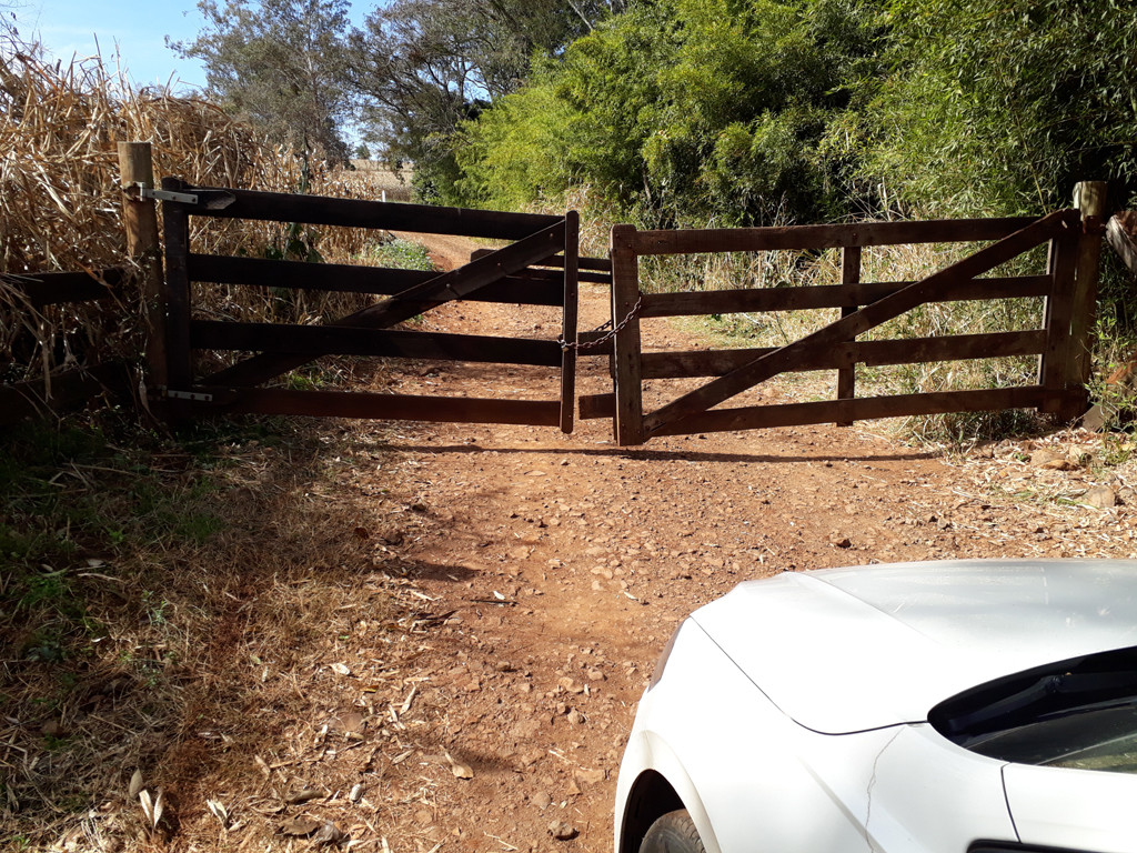 Porteira trancada bloqueando nossa saída - locked gate blocking our way out