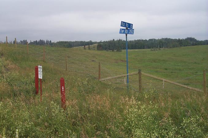 The intersection of Range Road 10 and Township Road 352 and a pipeline warning sign found near confluence.