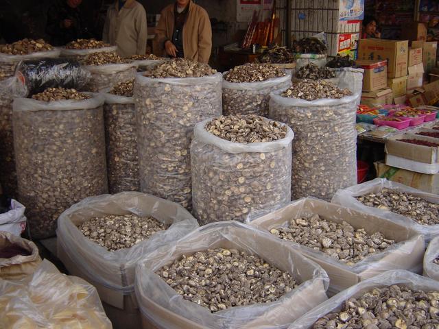 Yulin market - dried mushrooms.