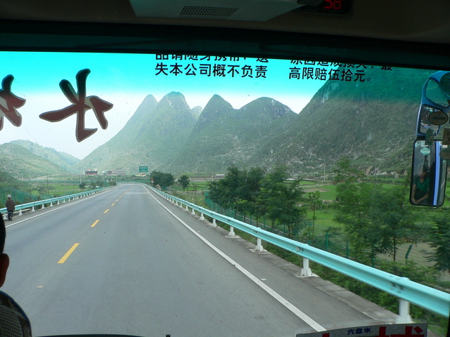 Scenery on the road from Wēiníng to Liùpánshuǐ.