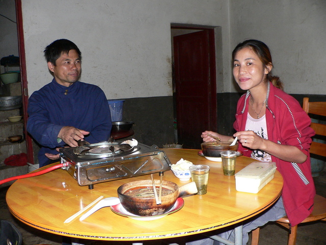 Lǐ Qíjīn and Ah Feng at dinner.