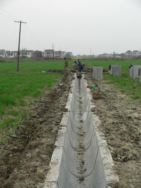Concrete ditch being laid just to the east of the confluence