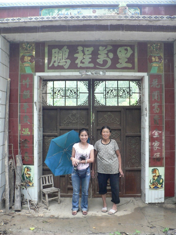 Ah Feng with the lady at the entrance to her house NW of the confluence