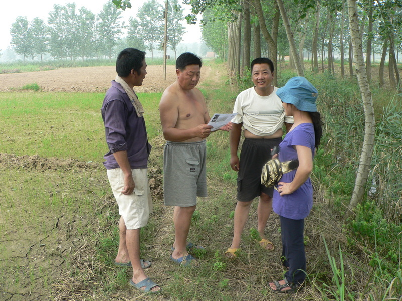 Ah Feng with (L to R) Zuǒ Qíjūn, another local from across the ditch, and our motorcyclist