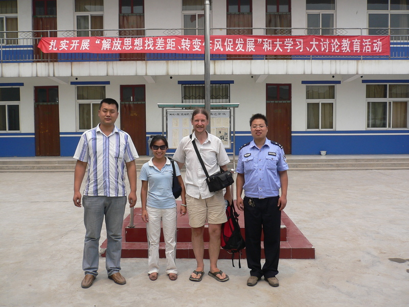 Ah Feng and Targ with the police at the Mǎjiā police station