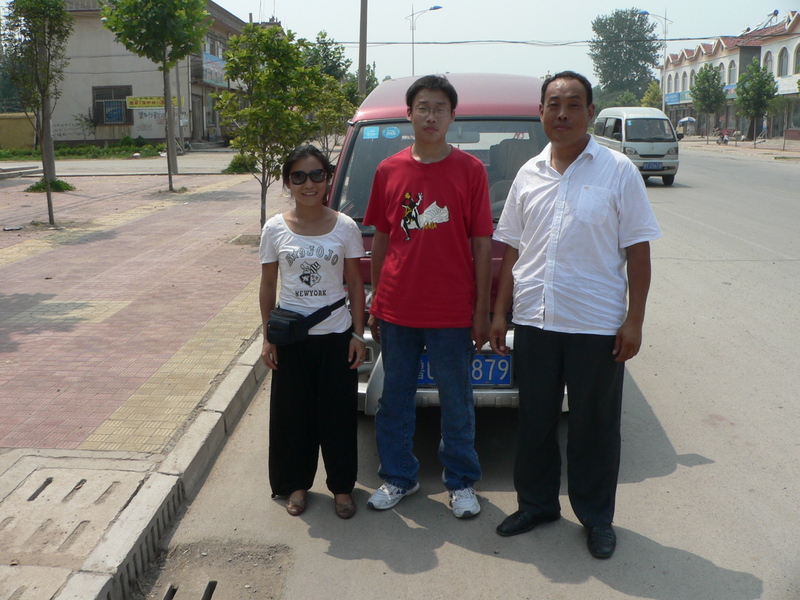 Ah Feng, Liú Bīng and his father, in front of the minivan in Mèngtuǎn
