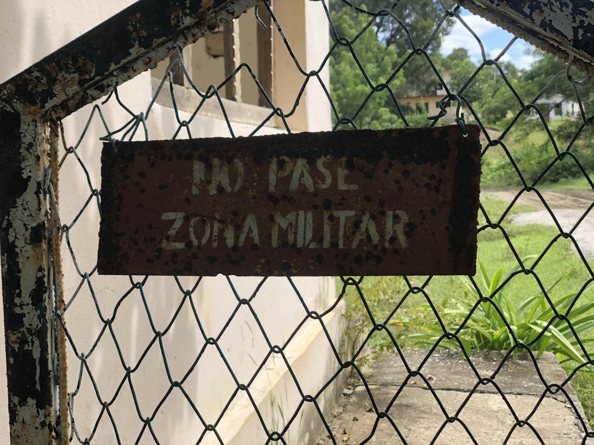 No Pase - Zona Militar
