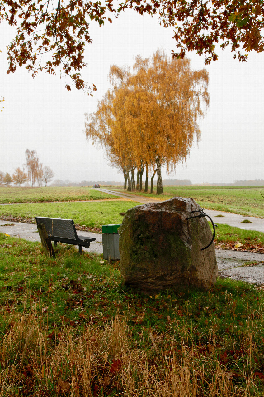Boulder with memorial, for comparison see my car in the background