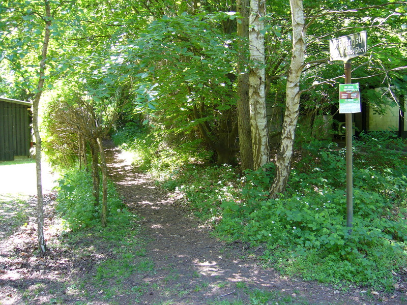 Start of footpath from the Myretuevej into the woods, labelled with "Brødemose Skov"