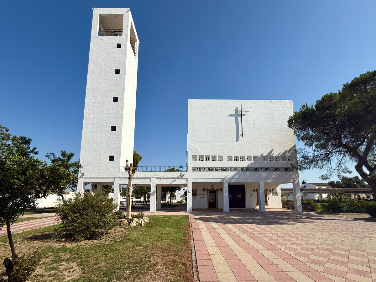 The town's church, just down the road from the confluence point