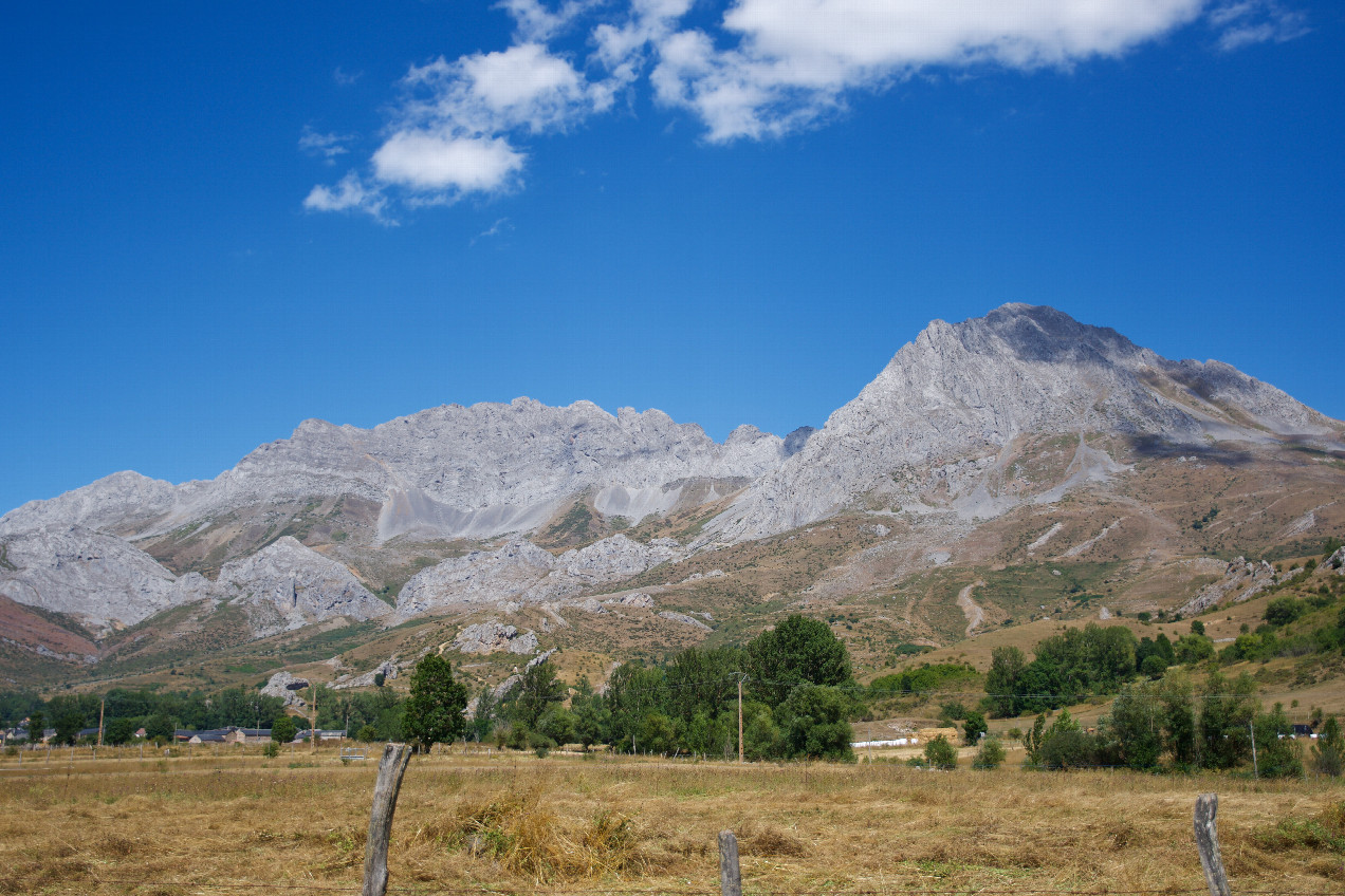 A closeup view of the mountains ("Picos del Font&aacute;n&rdquo;) to the NNE of the point