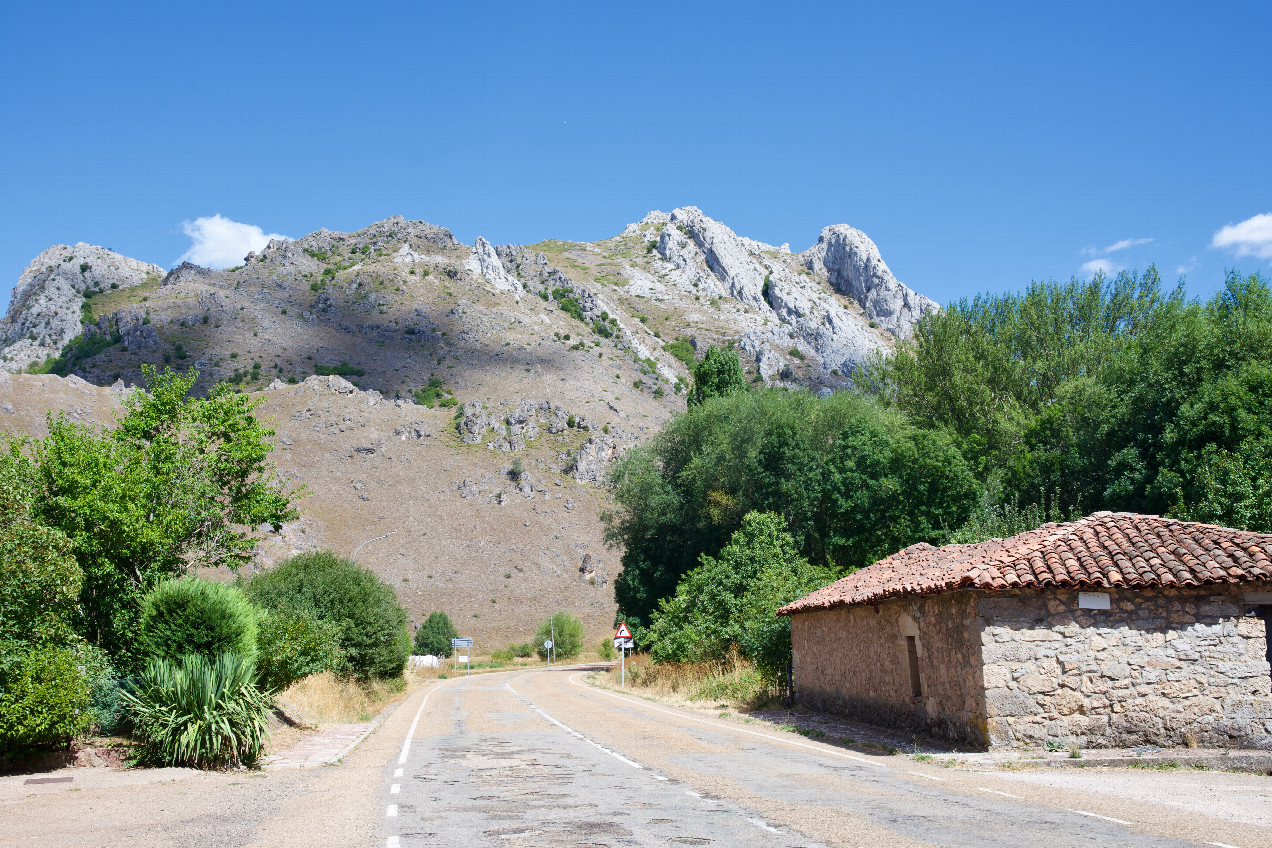 The village of "Villafeliz de Babia&rdquo;, 6.5 km SSE of the point