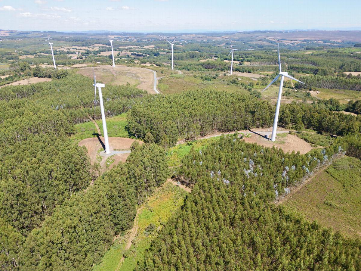 View East (of the nearby windfarm), from 120m above the point