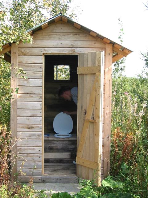 We found this outdoor toilet close the farm yard, 95 metres from the confluence spot.