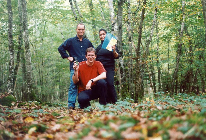 Standing: Adriaan and Iris. Sitting: Edwin. The GPS shows that we're exactly on the spot, but it's hard to read...