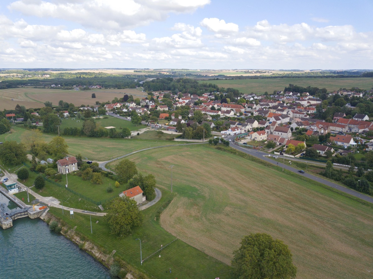 View North (towards the village of Isles-les-Meldeuses), from 60m above the point