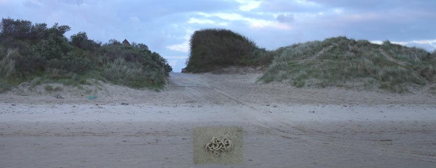 Beach access trough the dunes from “Plage des Hemmes”