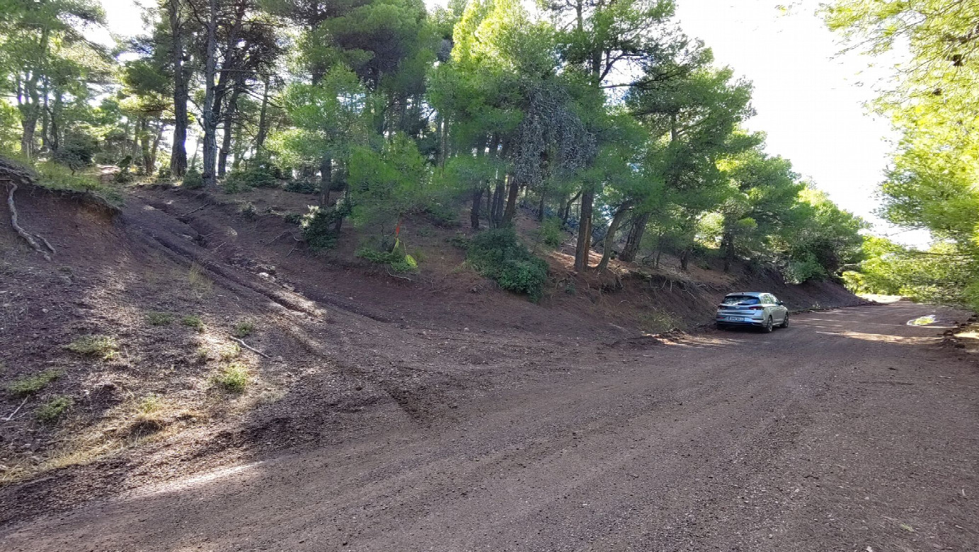 Parking at the beginning of the hiking trail