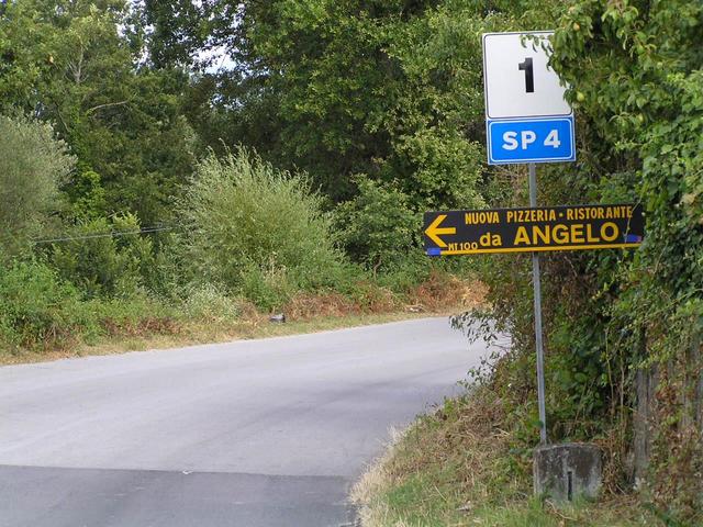 the sign to the "Nuova Pizzeria da Angelo