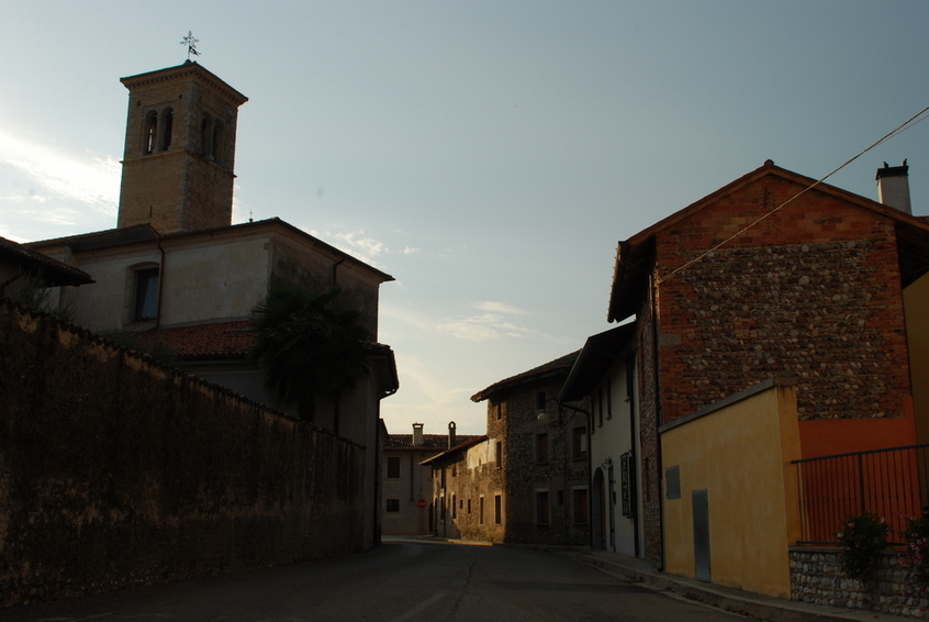 Church of San Lorenzo and a special house wall on the right side