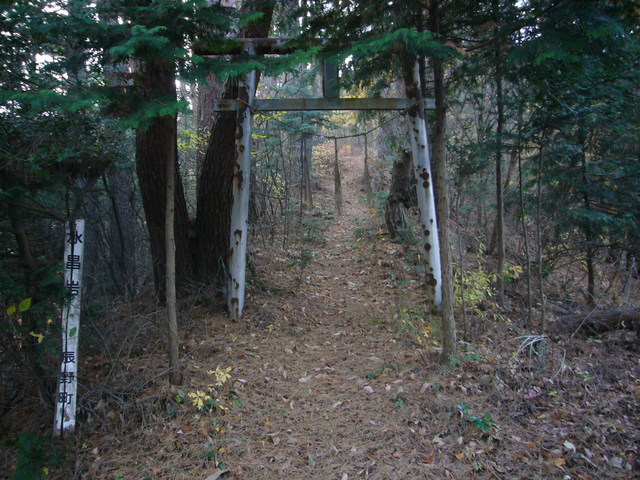 A gateway at the hiarpin bend, 200 meters to the point.