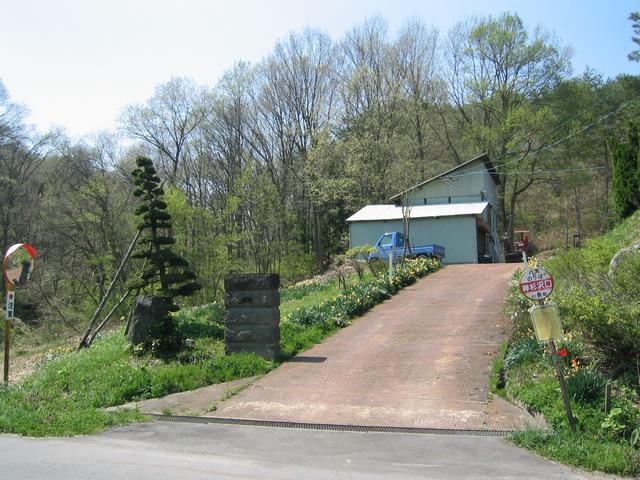 Farmhouse driveway to access trail to confluence.