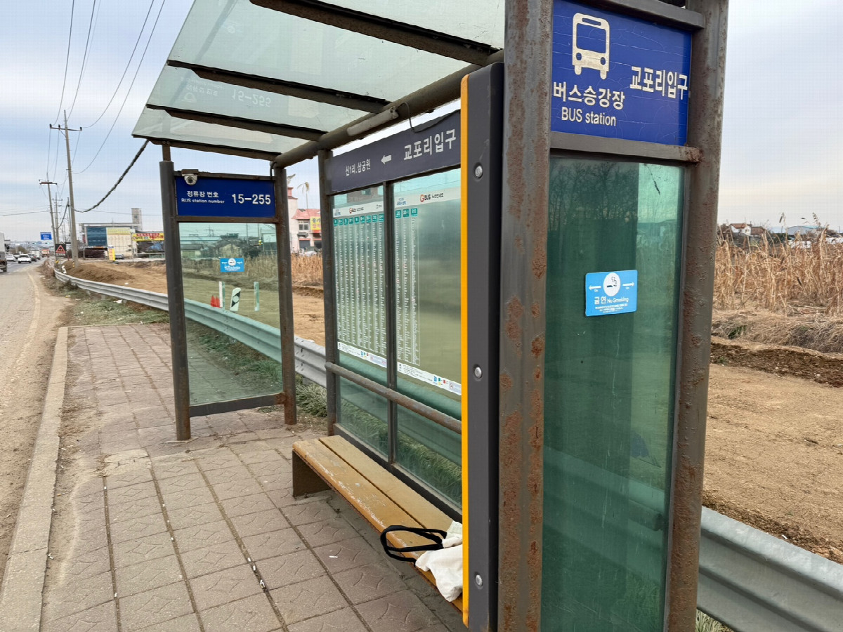 Bus stop 1.7km north of the confluence