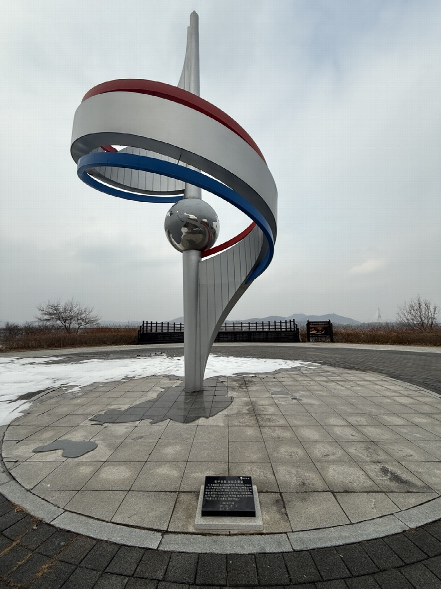 Structure next to the marker, viewing platform in the background.