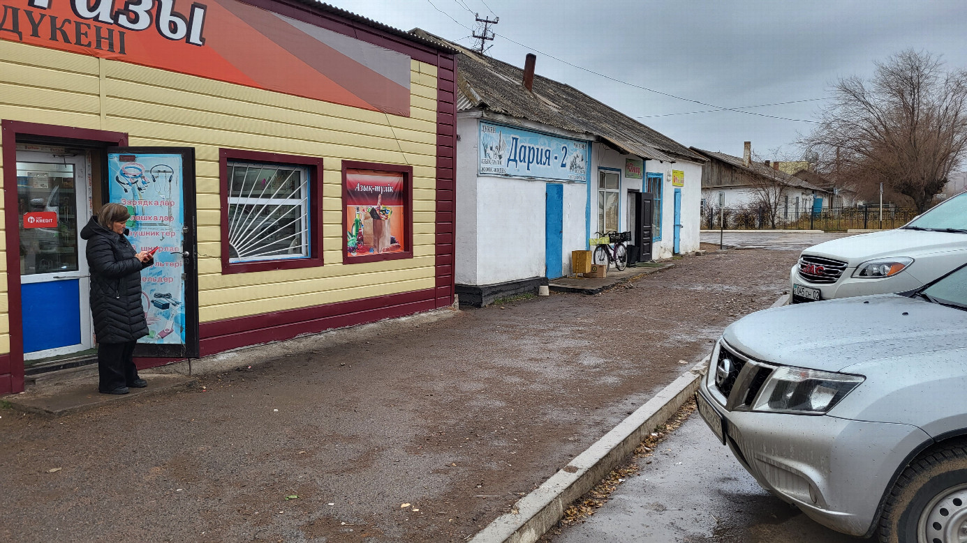 У кафе / Near Cafe