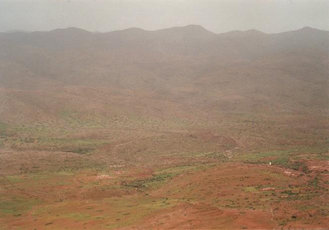 View from the top of the cliff into the valley of the Asif n-Ayt Mūsā (Confluence close to the white minaret in the lower right corner)