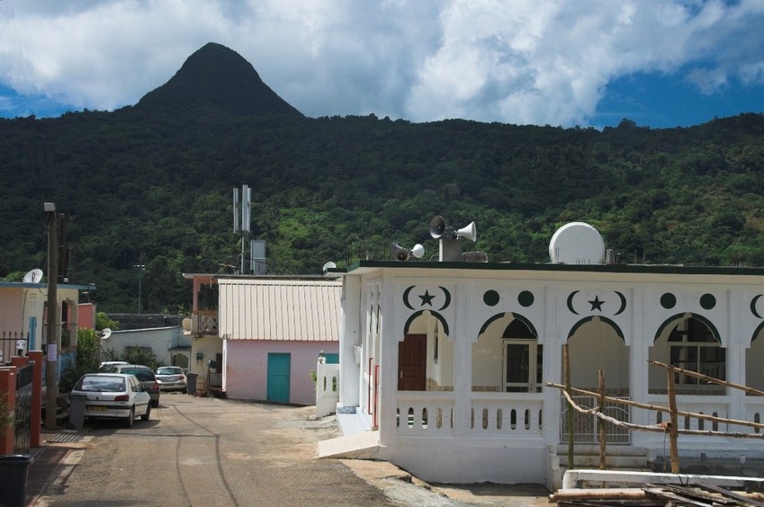 Kani Kéli's mosque with Mount Choungui in background