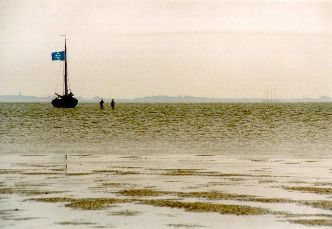 The confluence point is right under the boat. On the horizon, southwards from the boat, the (former) isle of Wieringen is visible.