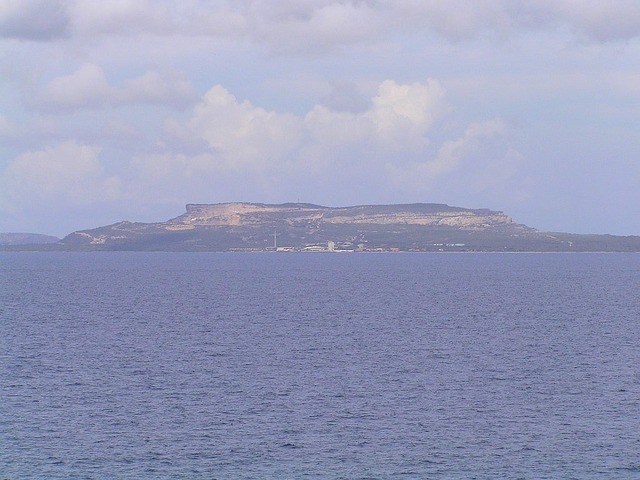 Santa Barbara Hill/Tafelberg in the SE of Curaçao seen from the Confluence