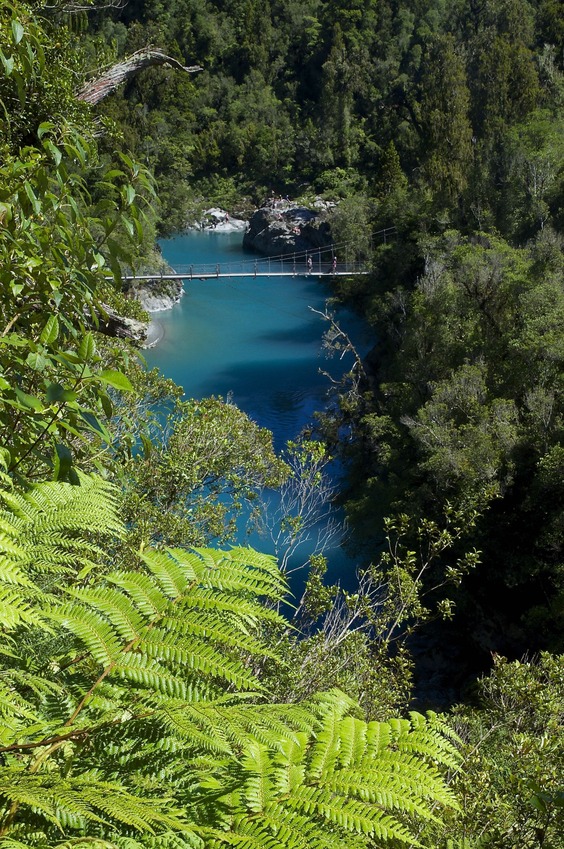 The Hokitika Gorge, downstream from the point (Bruce James used this bridge to cross to the south bank, where the confluence point lies)