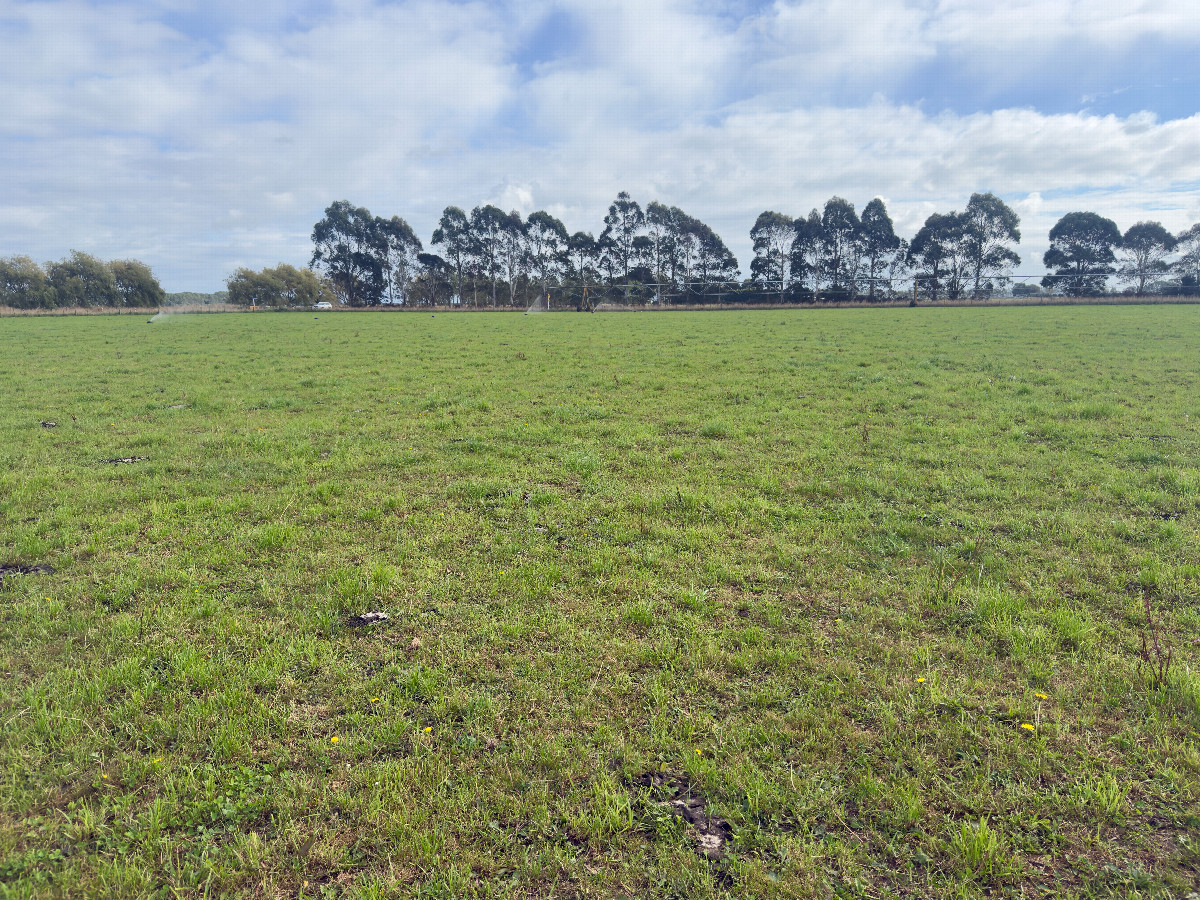 The confluence point lies in a farm field - currently empty, except for irrigation equipment (This is also a view to the North.)